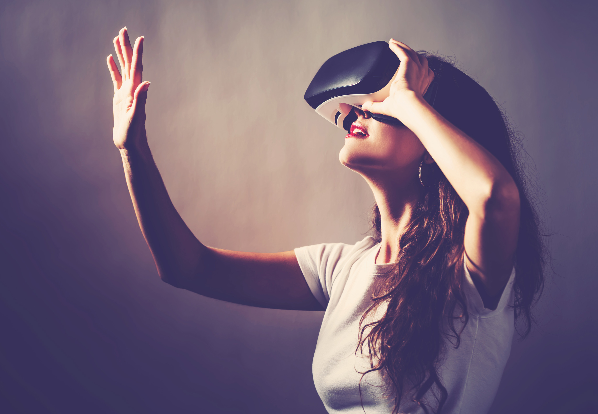 Eine Frau mit einer VR-Brille. 