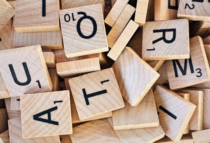 Holzplättchen mit Buchstaben.