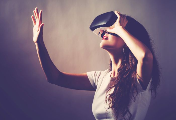Eine Frau mit einer VR-Brille. 