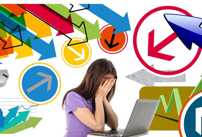 Eine Frau hält die Hände vor das Gesicht. Sie sitz an einem Laptop. Im Hintergrund sind Grafiken mit Pfeilen.