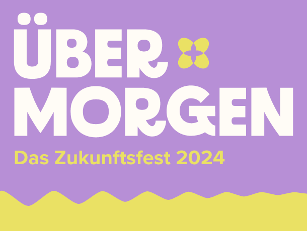 Die Grafik zeigt das Logo des Zukunftsfests 2024 mit dem Titel „ÜBER MORGEN“. Der Hintergrund ist in einem lebendigen Lila gehalten, während der Text in großen, weißen Buchstaben geschrieben ist. Neben dem Wort „ÜBER“ befindet sich ein gelbes Symbol, das wie eine stilisierte Blume aussieht. Unter dem Logo steht in gelber Schrift: „Das Zukunftsfest 2024“. Der untere Rand des Bildes ist mit einer wellenförmigen, gelben Linie verziert, die dem Design eine dynamische und positive Note verleiht.